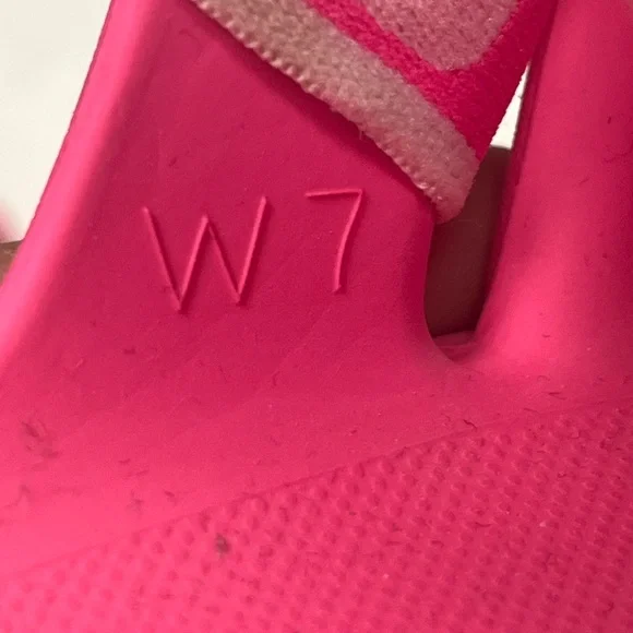 **like new** UGG Women’s Vibrant Pink Sandals - Picture 7 of 9